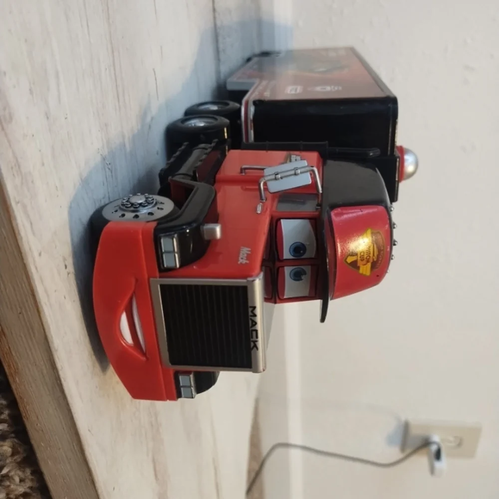DISNEY PIXAR CARS DISNEY STORE CARBON RACER MACK LAUNCHER W/ LIGHTNING MCQUEEN